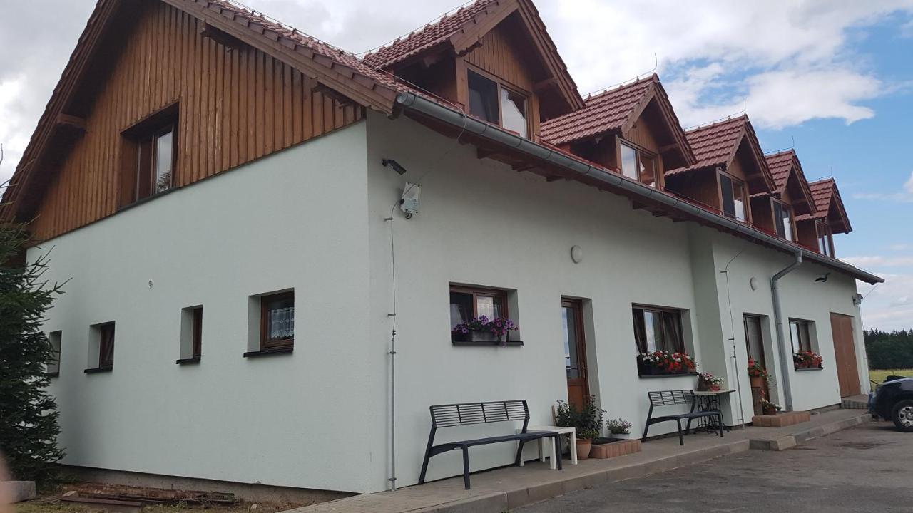 Na Samote U Lesa -rasovna Homestay Msecke Zehrovice